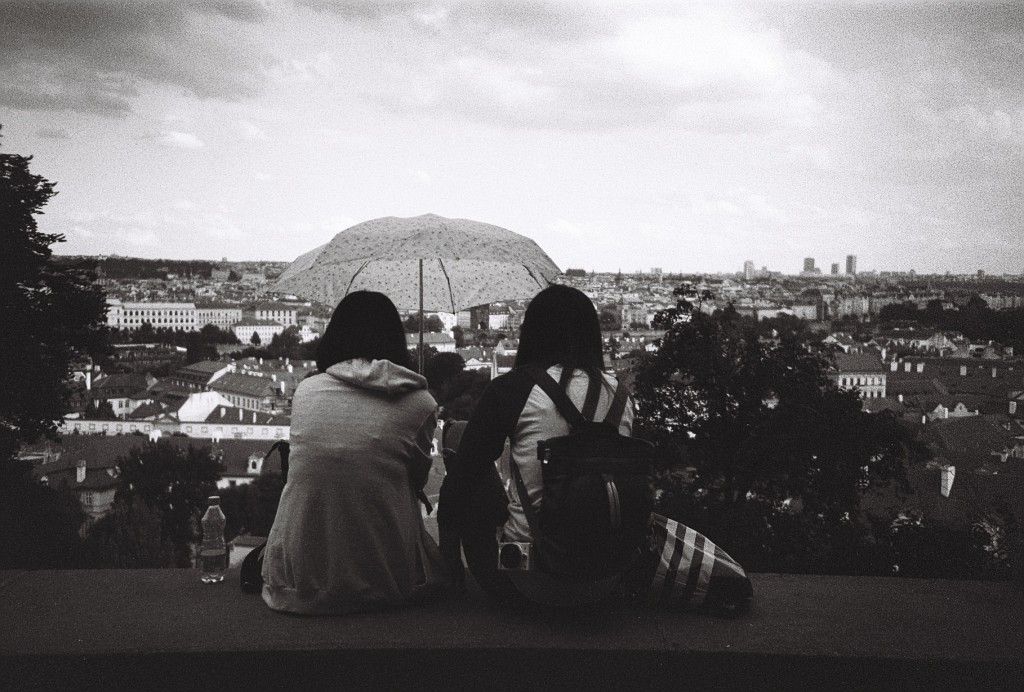 Příběh fotografie – Dvě dívky a výhled na Prahu